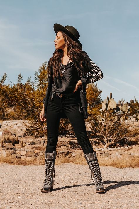 Freebird Stores - Grany Gypsycore Fashion, New York Winter Fashion, Cowboy Hat Styles, Fall And Winter Outfits, Rock And Roll Fashion, New York Winter, Country Casual, Estilo Rock, Western Style Outfits