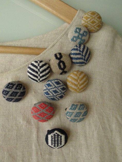 Tobishi cute! Christmas gift stash buster Dorset Buttons, Motifs Perler, Creation Couture, Button Art, Button Crafts, Vintage Buttons, Sewing Inspiration, Covered Buttons, Blackwork