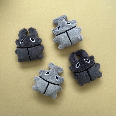 Day 4: bugs! I already had these cute little magnets done, so all I had to do was photograph!! They’ll be at the market tomorrow 🐇 #bug #bugmagnet #plush #plushiemagnet #plushmagnet #beetle #beetleplush Bug Plush Sewing Pattern, Bug Plushies, Tiny Stuffed Animals, Bug Plush, Plush Craft, Rhino Beetle, Pill Bug, Plush Collection, Fabric Diy