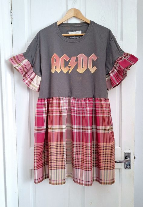 Repurposed Clothing Upcycling Diy, Deconstructed Clothes, Altered Tshirt, Remake Clothes Refashioning, Ac Dc Tshirt, Upcycle Fashion Diy, Tshirt Upcycle, Ropa Upcycling, Reworked Clothing