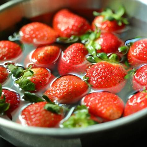 Best Way To Wash Strawberries, Strawberry Cleaning, Clean Strawberries, How To Clean Strawberries, How To Wash Strawberries, Wash Strawberries, Strawberry Vinegar, Fruits And Vegetables List, Canned Strawberries