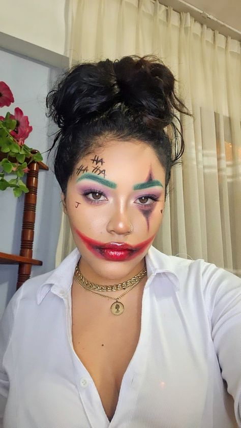 Joker Face Paint Easy, Joker Makeup Female Easy, Joker Costume Female Makeup, Joker Makeup Look, Joker Female Makeup, Women Joker Costume, Joker Costume Makeup, Easy Joker Makeup, Girl Joker Costume