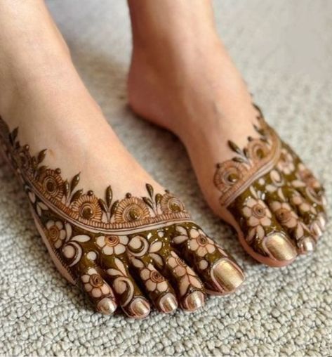 25+ Trendy Leg Mehendi Designs for 2024 Brides Bridal Mehndi Feet Brides, Bridal Henna Designs Feet Brides, Minimalist Leg Mehendi, Mehendi Designs For Legs Unique, Mehendi Designs For Feet Unique, Mehndi Designs For Bridals, Mehndi In Leg, Wedding Theme Mehendi Designs, Legs Mahendi Designs