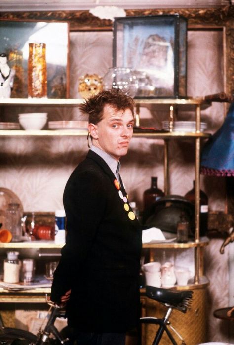 Rik Mayall played Rick in The Young Ones with such bombast and enthusiasm! Rik Mayall Bottom, Rik Mayall, The Young Ones, Comedy Duos, French Movies, British Humor, British Comedy, First Tv, Perfect Strangers