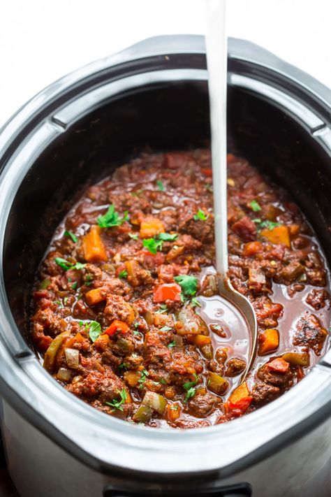 Easy Slow Cooker Paleo Beef Chili {Whole 30 Friendly} Sausage Chili Recipe, Beef Chili Crockpot, Easy Beef Chili Recipe, Paleo Chili Recipe, Easy Paleo Chicken, Sausage Chili, Recipe Slow Cooker, Slow Cooker Chili Recipe, Beef Chili Recipe