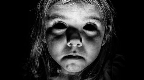 Others describe them as aliens or alien-human hybrids, lost souls, and even demons. Black Eyed Kids, Creepy Photography, Creepy Eyes, Creepy Kids, Creepy Photos, Arte Peculiar, Horror Tattoo, Scary Art, Foto Art