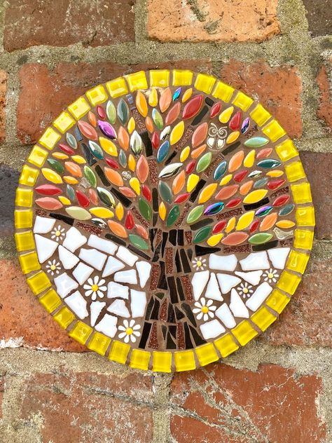 Buddha Mosaic Art, Mosaic Tree Of Life Pattern, Garden Mosaics Ideas, Mosaic Garden Stepping Stones, Round Mosaic Patterns, Mosaic Projects For Beginners, Simple Mosaic Patterns, Fairy Mosaic, Easy Mosaic Patterns