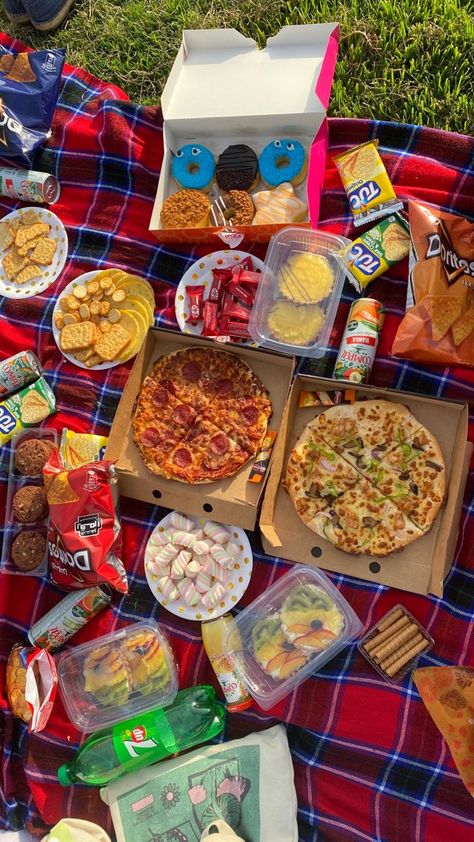 Picnic Pizza Ideas, Yummy Picnic Foods, Picnic Food Ideas Birthday, Piknik Ideas Food, Pizza Picnic Aesthetic, Picnic Food Ideas For A Date, Birthday Picnic Food, Picnic Food Ideas For A Crowd, Picnics Aesthetics