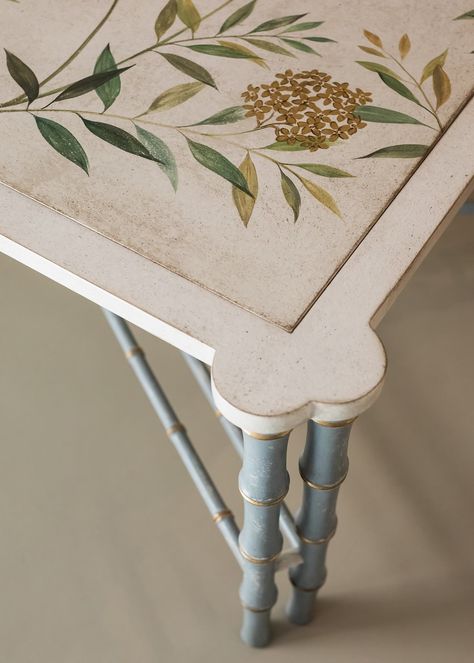 Table Top Art Ideas, Table Painted With Flowers, Hand Painted Dining Table, Hand Painted Table Tops Ideas, Coffee Table Painting Ideas, Table Top Painting Ideas, Painted Table Top Designs, Magic Furniture, Painted Nesting Tables