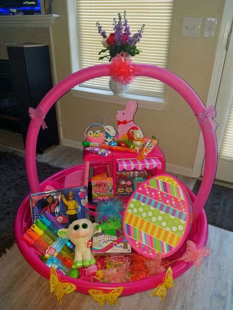 Huge gigantic easter basket made out of a swimming pool and noodles. Fill with grass and toys, decorate with bows. I shop for sales after Christmas and get most items 75% off. Pool Easter Basket Ideas, Beach Theme Easter Basket, Pool Easter Basket, Minimalist Easter Basket, Themed Easter Baskets, Giant Easter Basket, Teen Easter Basket, Large Easter Basket, Easter Basket Themes