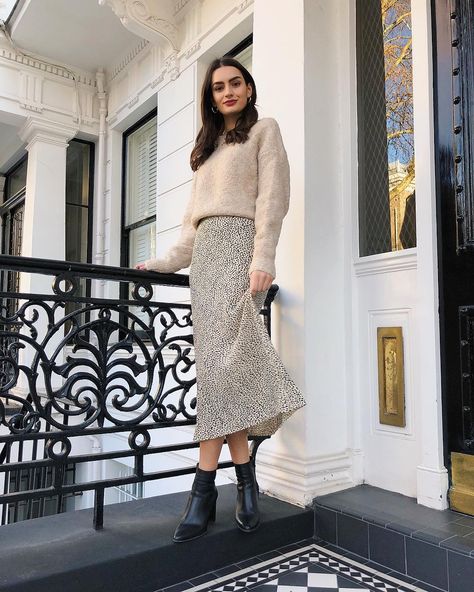 How to wear ankle boots and express your inner fashionista Ankle Boots Outfit, How To Wear Ankle Boots, Cute Modest Outfits, Fall Dress Outfit, Skirts With Boots, Inspired Outfits, Looks Vintage, Boots Outfit, London Fashion