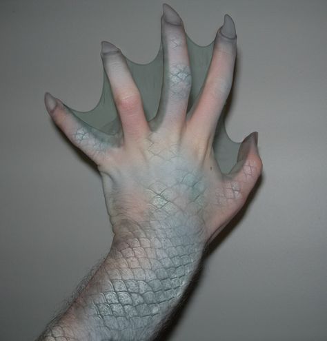 pantyhose on hands to simulate webbing...could use for Aqualad cosplay! Halloween Smink, Carnaval Make-up, Dengeki Daisy, Hallowen Ideas, Yennefer Of Vengerberg, Special Fx Makeup, Siluete Umane, Halloween Tattoo, Idee Cosplay