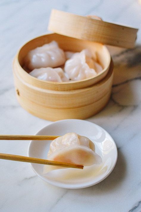 Shrimp Har Gow - pillowy soft flawless shrimp-filled dumplings steamed to perfection and you can make them at home! Crystal Shrimp, Koreansk Mad, Har Gow, Dim Sum Recipes, Shrimp Dumplings, Woks Of Life, The Woks Of Life, Mapo Tofu, Woks