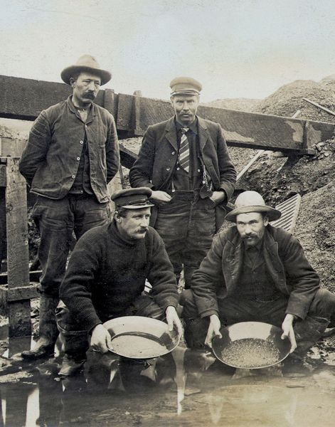 Thomas has looked at these miners with respect but does not agree with their lifestyle and prefers the calm and less dangerous life of being a banker. Romanovs Family, Russian Royalty, Panning For Gold, Gold Miners, California Gold Rush, Wilde Westen, Into The West, Romanov Dynasty, Tsar Nicholas Ii