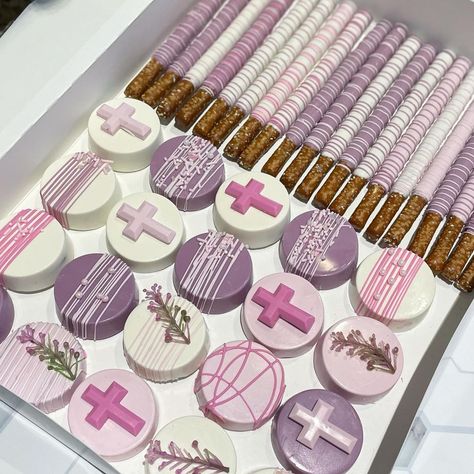 @sweetsbysmooches on Instagram: “Communion Season ✝️⁣ ⁣ #communion #firstcommunion #holycommunion #communionsweets #dessertstyling #partypack #goldleaf #chocolatecrosses…” First Communion Treats, Quince Chocolate Covered Oreos, Chocolate Covered Pretzels For Mother’s Day, 1st Communion Cookies Girl, Communion Wafers, Pastel Chocolate Covered Oreos, Chocolate Covered Desserts, Cake Pop Decorating, Dipped Oreos