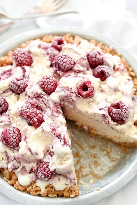 89 Easy Summer Desserts to Devour from Now Until Labor Day #purewow #baking #easy #summer #dessert #ridiculously easy #food #fruit #recipe Peanut Butter Crust, Best Easy Dessert Recipes, Tarte Vegan, Super Easy Desserts, Ice Cream Pie, Krispies Treats, Dessert Simple, Banoffee Pie, Foodie Crush