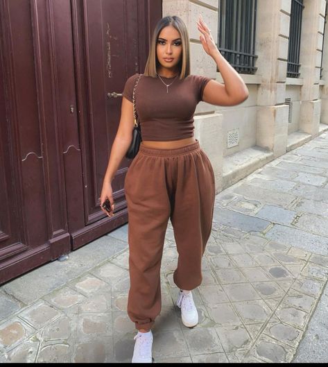 Brown Joggers Outfit, Sweat Pants Outfit, Slip Dress Street Style, Winter Warm Outfits, Uk Drip, Jogger Outfit, Outfit Date, Brown Joggers, Sweatpants Outfit