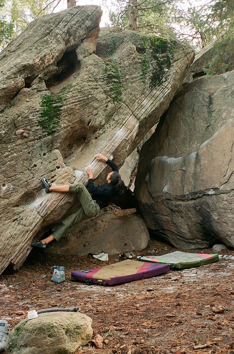 Outdoor Climbing Outfit, Outdoor Sports Aesthetic, Outdoor Climbing Aesthetic, Rock Climbing Aesthetic Outdoor, Climb Aesthetic, Bouldering Outfit, Bouldering Aesthetic, Outdoor Bouldering, Rock Climbing Aesthetic