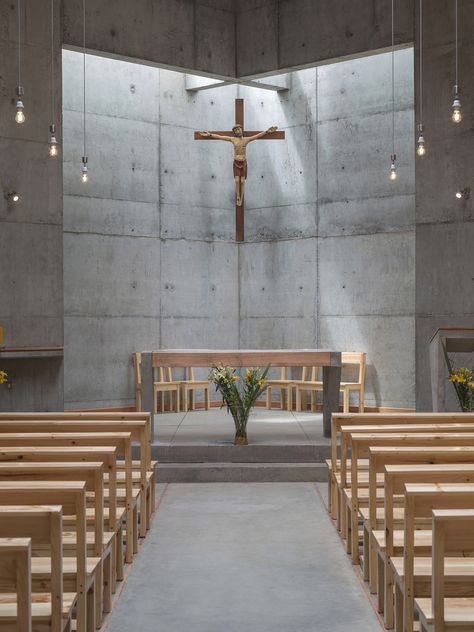 Gallery - San Alberto Magno Chapel / Juan Pavez Aguilar + José Requesens Aldea - 5 Chapel Design Exterior, Modern Chapel Design, Small Chapel Design Architecture, Modern Chapel, Small Chapel Architecture, Ecumenical Chapel Design, Church Design Architecture, Church Images, Altar Design