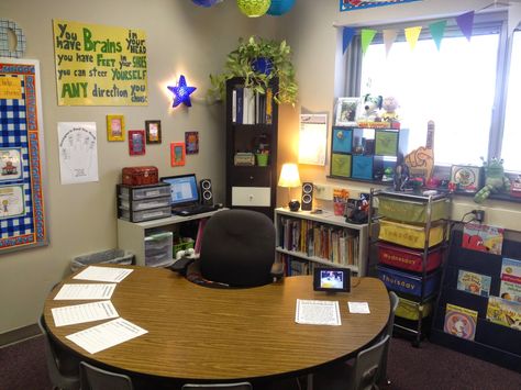 No Desk Classroom Teachers, Classroom Without Teacher Desk, First Grade Desk Arrangement, Student Desks Arrangement, Desk Arrangement, Preschool Classroom Setup, Resource Teacher, Desk Arrangements, Intervention Classroom