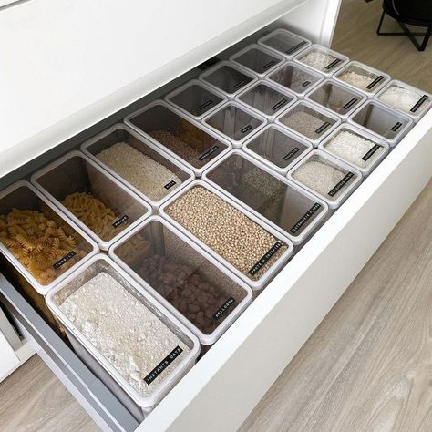 Want to know how to organize the perfect pantry?! Check out these great pantry organization ideas for your kitchen Open Concept Kitchen And Living Room, Pantry Organization Ideas, Perfect Pantry, Pantry Organisation, House Organisation, تصميم للمنزل العصري, Kitchen Organization Pantry, Kitchen Pantry Design, Kitchen Organisation