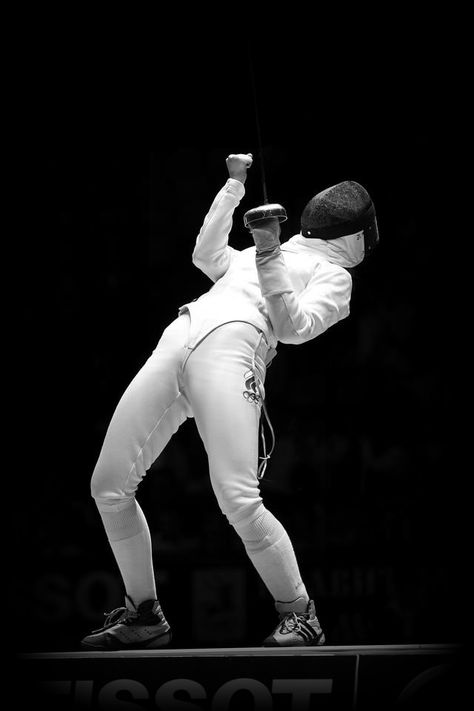 fencing Fencing Stance, Fencing Olympics, Fencing Photography, Fencing Aesthetic, Competition Aesthetic, Epee Fencing, Women's Fencing, Fencing Sport, Fence Stain