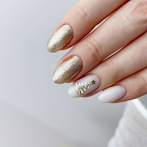 Holiday nails, almond nails, Christmas nails, nail art, acrylic nails, nail inspo, nails, december nails, gold nails, chic nails, classy nails Ideas Navideñas, December Nails, Christmas Nails Easy, Christmas Gel Nails, Basic Nails, Festival Nails, Nails Desing, New Year's Nails, Xmas Nails