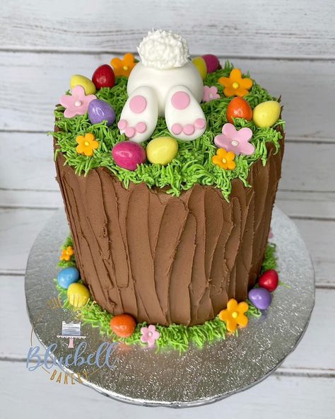 Funny Easter Cake Ideas, Bunny Buttercream Cake, Bunny Easter Cake, Small Easter Cakes, Easter Layer Cake, Easter Cakes Ideas Creative Beautiful, Easter Cake Ideas Creative, Easy Easter Cakes Ideas, Easter Buttercream Cake