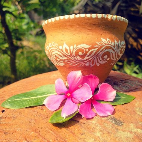 #Art
#artwork
#Design Alpona On Pot, Alpona Design On Pot, Kalsha Decoration For Wedding, Clay Pot Design, Diy Pot Decorating Ideas, Hypnotism Art, Paintings On Pots, Bengali Craft, Clay Pot Decorating Ideas