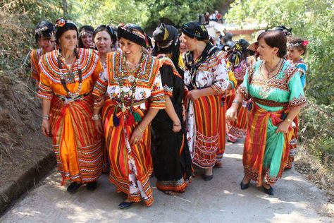 Algerian Clothing, African People, Berber Women, World Cultures, North Africa, Historical Clothing, Renewable Energy, African Clothing, People Around The World