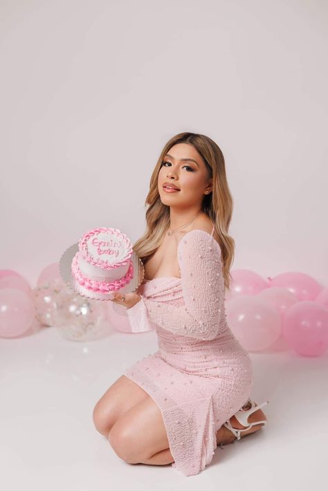 Bday Photoshoot Outfit Ideas, Studio Birthday Shoot Poses, Pictures For 18th Birthday, Birthday Room Photoshoot, Pink Photo Shoot Ideas Birthday, Photo Shoot Poses Birthday, 20 Photoshoot Ideas Birthday, 18th Birthday Photoshoot Ideas Pink, Pink 21st Birthday Photoshoot