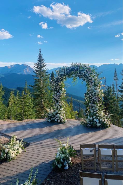 Wedding Ideas In The Mountains, Lakeside Mountain Wedding, April Mountain Wedding, Mountain Background Wedding, Wedding Inspiration Mountain, Mountain Venue Wedding, Mountain View Wedding Ceremony, Outdoor Wedding Mountains, Mountain Wedding Color Scheme