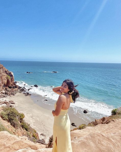 Malibu beach cliff photos in yellow long dress Malibu Photo Ideas, Cali Pics, Malibu Beach, Malibu Beaches, Beach Photography Poses, Aesthetic Photos, Beach Photos, Aesthetic Photo, Cali