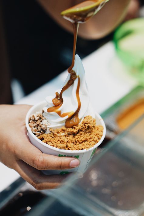 Yao Yao, Ice Cream Photography, Frozen Yogurt Shop, Yogurt Ice Cream, Ice Cream Brands, Frozen Yoghurt, Ice Cream Photos, Food Photography Inspiration, Soft Serve Ice Cream