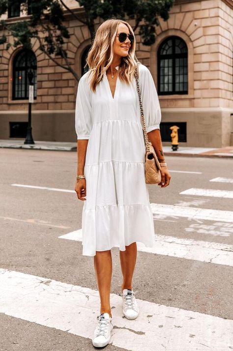 23 Ways to Wear a Pair of White Sneakers - Pretty Designs White Midi Dress Outfit, White Sneakers With Dress, Dress And Sneakers Outfit, Midi Dress Outfit, White Dress Outfit, Fashion Jackson, White Midi, Midi Dress Summer, White Dress Summer