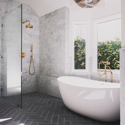 Nothing says tranquility in a primary bath quite like an artfully curved soaker tub set against natural stone and brass finishes. Tub: Marquis Design: @dagandesign  #bathtub #soakingtub #bathroomdesign #bathtubgoals #freestandingtub #soakingtub #bathroomrenovation #bathroomremodel #luxurybath #luxuryshower #wetroom #marblebathroom Tub In Shower Area, Tub Bathroom Ideas, Small Bathroom With Tub, Bathroom With Tub, Modern Small Bathrooms, Primary Bath, Tub Ideas, Wet Room, Soaker Tub