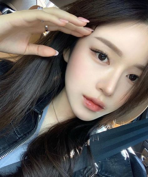 Korean Eyebrows Shaping, Asian Eyebrows, Korean Eyebrows, Makeup Asia, V Shape Face, Straight Eyebrows, Bentuk Alis, Soft Makeup Looks, Doll Eye Makeup