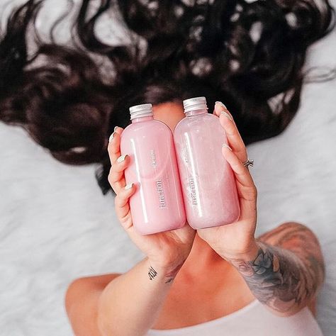 Hey hippies!! 🤗 So I’ve been on the hunt for a good shampoo and conditioner for all of this hair that I have! With long hair some products can really weigh my hair down and I’m not about that life! I came across @functionofbeauty because you can customize your own shampoo for your hair type!! Yasss ✨ You can even pick the scent and of course this Cali girl had to get the scent for(shore) 🌊 Now my hair smells just like summer time and looks amazing ☀️🌴#hippie Hair Products Photoshoot, Shampoo Photoshoot, Products Photoshoot, Good Shampoo, Tresemme Shampoo, Drugstore Shampoo, Skincare Products Photography, Shampoo For Thinning Hair, Good Shampoo And Conditioner