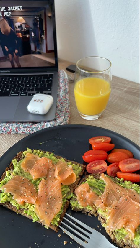 Essen, Breakfast Salmon, Gym Personal Trainer, Salmon Breakfast, Healthy Food Photography, Breakfast Pictures, Plats Healthy, Meal Prep Snacks, Pasti Sani