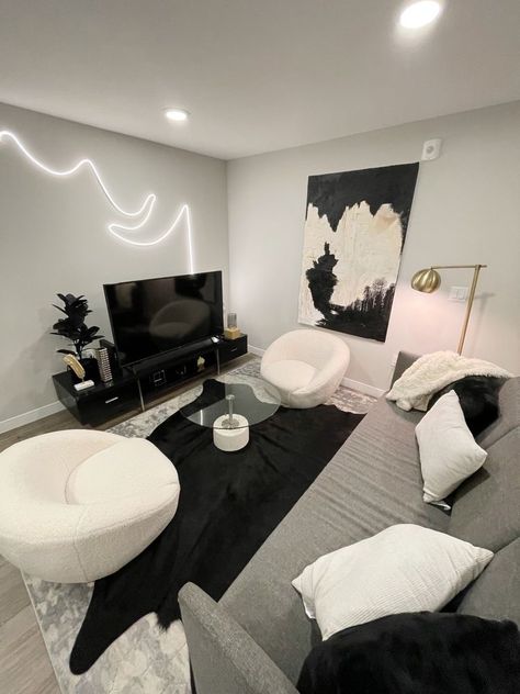 Studio Apartment Decorating Ideas On A Budget, Apartment Decorating Cute Bedroom, Modern Black Apartment Decor, Studio Apartment Ideas Black And White, Living Room Ideas Black And Gold, Apartment Decorating Black And Gold, Black Aesthetic Apartment Decor, Black White And Gold Apartment, Black And Gold Apartment Aesthetic