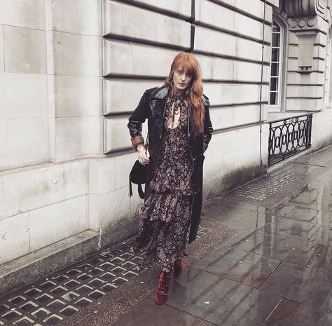 Florence Summer, Florence Welch Style, Dark Romanticism, Florence Welch, Pentatonix, Whimsical Fashion, Autumn Style, Feminine Design, 70s Vintage