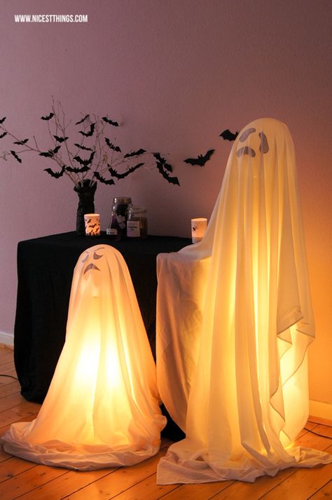 DIY: Halloween Special 1 - Dekoideen                                                                                                                                                     Mehr Dekorasi Halloween, Halloween Party Decor Diy, Halloween Decor Diy, Halloween Fest, Diy Halloween Decor, Adornos Halloween, Easy Halloween Crafts, Fun Halloween Decor, Scary Halloween Party