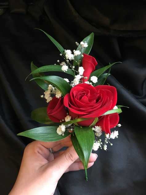 Grad Flowers, Red Roses Wedding, Prom Flowers Corsage, Pink And Red Roses, Wedding Boutonnieres, Corsage And Boutonniere Set, Wedding Corsage, Anne Baba, Red Bouquet Wedding