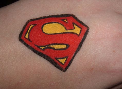 Superman Face Painting, Tattoo Mehendi, Superhero Face Painting, Easy Face Painting Designs, Face Painting For Boys, Homemade Face Paints, Cheek Art, Arm Painting, Face Painting Easy