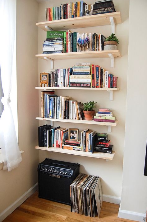 DIY: Simple Bookshelves to Liven Your Living Room File Cabinet Boho, Diy Bookshelf Ideas Small Spaces, Book Display Living Room, Bookends For Floating Shelves, Simple Library Design, Book Shelf On Wall, Hanging Bookshelf Ideas, Diy Wall Bookshelves, Wall Bookshelves Bedroom