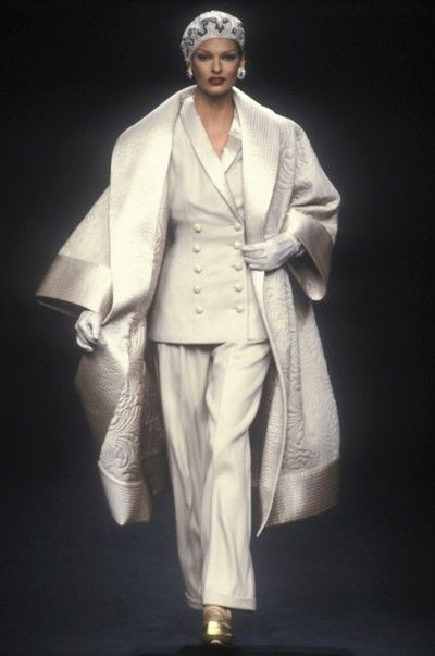 Look 80s, Mode Mantel, 90s Runway Fashion, Runway Fashion Couture, Vintage Runway, Original Supermodels, Valentino Couture, Linda Evangelista, Suit Fashion