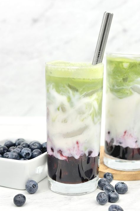 Blueberry Matcha Latte Recipe Blueberry Matcha Latte, Iced Matcha Recipe, Tea Cold Brew, Blueberry Matcha, Matcha Tea Recipes, Mixology Recipes, Tea Latte Recipe, Matcha Latte Recipe, Green Tea Recipes