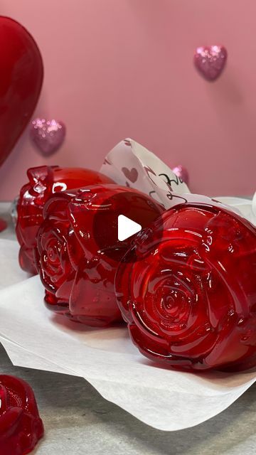 Gorethy Davila on Instagram: "CANDY ROSE APPLES 🌹 #cavebakery #candyapples #valentinesdaytreats #valentinesdaydessert #valentinesdayideas #valentinesdaygift #valentinesday" Candy Apples Diy, Gourmet Candy Apples, Candy Apple Recipe, Gourmet Apples, Candy Roses, Gourmet Candy, Baking Hacks, Chocolate Roses, Apple Decorations