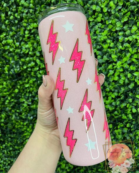 Cute Tumblr Cup Designs, Glitter Tumbler Designs, Pink Epoxy Tumbler, Girl Tumbler Cup Ideas, Peekaboo Glitter Tumbler, Girly Tumbler Cups, Pink Glitter Tumbler Ideas, Western Tumbler Cups, Tumbler Cups Sublimation