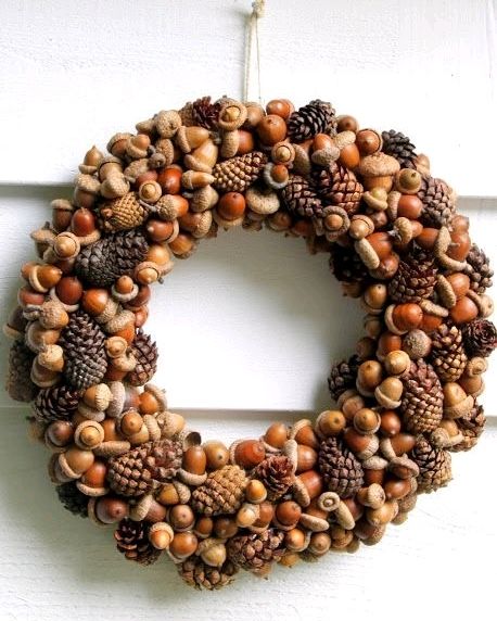 Dishfunctional Designs: DIY Autumn Wreaths That You Can Make Part II Acorn Craft, Acorn Wreath, Acorn Crafts, Idea Room, Deco Nature, Pinecone Wreath, Cones Crafts, Diy Fall Wreath, Pine Cone Crafts